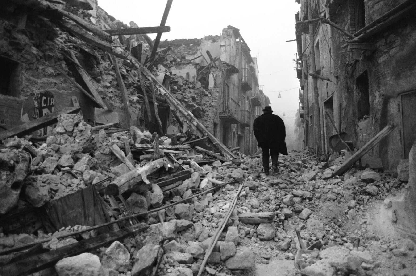 1980: Earthquake